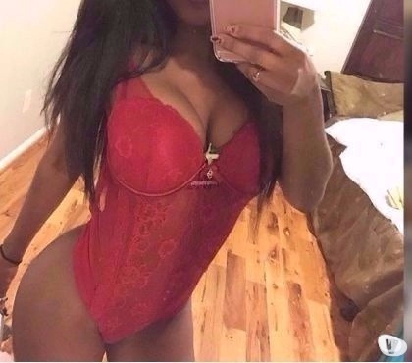 Brune sexy en plus très torride au doigt de fée